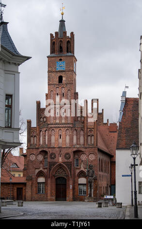 Brandenburg an der Havel, Deutschland. 25 Mär, 2019. Ansicht von der Vorderseite des Altstädtischen Rathaus auf dem Altstädtischen Markt. Das Alte Rathaus wurde im 15. Jahrhundert erbaut und gilt als ein Beispiel für Backsteingotik. Credit: Monika Skolimowska/dpa-Zentralbild/ZB/dpa/Alamy leben Nachrichten Stockfoto