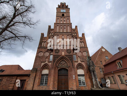 Brandenburg an der Havel, Deutschland. 25 Mär, 2019. Ansicht von der Vorderseite des Altstädtischen Rathaus auf dem Altstädtischen Markt. Das Alte Rathaus wurde im 15. Jahrhundert erbaut und gilt als ein Beispiel für Backsteingotik. Credit: Monika Skolimowska/dpa-Zentralbild/ZB/dpa/Alamy leben Nachrichten Stockfoto