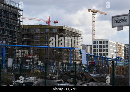 Berlin, Deutschland. 25 Mär, 2019. Der Neubau von Wohn- und Geschäftshäusern in einem neu erschlossenen Wohngebiet in der Heidestraße. Credit: Soeren Stache/dpa-Zentralbild/ZB/dpa/Alamy leben Nachrichten Stockfoto