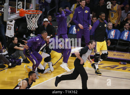 Los Angeles, Kalifornien, USA. 26 Mär, 2019. Los Angeles Lakers Bänke feiern einen Schuss von Los Angeles Lakers' Lance Stephenson (6) (nicht im Bild) während eines NBA Basketball Spiel zwischen den Los Angeles Lakers und Washington Wizards, Dienstag, 26. März 2019, in Los Angeles. Credit: Ringo Chiu/ZUMA Draht/Alamy leben Nachrichten Stockfoto