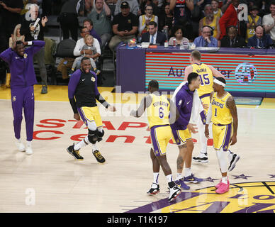 Los Angeles, Kalifornien, USA. 26 Mär, 2019. Los Angeles Lakers Bänke feiern einen Schuss von Los Angeles Lakers' Lance Stephenson (6) Während eines NBA Basketball Spiel zwischen den Los Angeles Lakers und Washington Wizards, Dienstag, 26. März 2019, in Los Angeles. Credit: Ringo Chiu/ZUMA Draht/Alamy leben Nachrichten Stockfoto