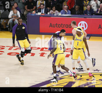 Los Angeles, Kalifornien, USA. 26 Mär, 2019. Los Angeles Lakers Bänke feiern einen Schuss von Los Angeles Lakers' Lance Stephenson (6) Während eines NBA Basketball Spiel zwischen den Los Angeles Lakers und Washington Wizards, Dienstag, 26. März 2019, in Los Angeles. Credit: Ringo Chiu/ZUMA Draht/Alamy leben Nachrichten Stockfoto