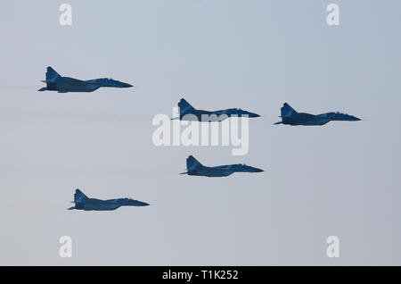 Nay Pyi Taw, Myanmar. 27 Mär, 2019. Militärische Flugzeuge nehmen an einer Parade der 74th Streitkräfte Tag in Nay Pyi Taw, Myanmar, 27. März 2019 zu markieren. Credit: U Aung/Xinhua/Alamy leben Nachrichten Stockfoto