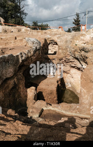 Jerusalem, Israel. 27. März, 2019. Eine 2000 Jahre alte Hasmonean Periode des Zweiten Tempels Ära, jüdisches Dorf landwirtschaftlicher Natur, hat bei Ausgrabungen in der Nähe von Jerusalem Sharafat durchgeführt aufgedeckt worden. Ausgrabungen haben Überreste eines großen Weines mit Fragmenten von vielen Vorratsgefäße, einem großen columbarium Höhle (Rock cut Taubenschlag), eine Ölmühle, eine große Ritualbad (Mikwe), eine Wasserzisterne, rock Steinbrüche und Installationen. . Credit: Nir Alon/Alamy leben Nachrichten Stockfoto