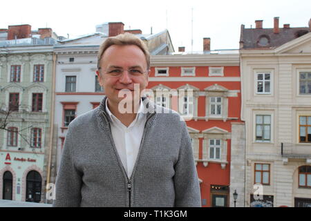 Lwiw, Ukraine. 19 Mär, 2019. Der Bürgermeister von Lemberg, Andrei Sadowy, steht auf dem Balkon des Rathauses. 31.03.Präsidentschaftswahlen in der Ukraine statt. (Zu "abgerissen Ukraine - nur Frustration vereint vor der Präsidentschaftswahl" vom 27.03.2019): Claudia Thaler/dpa/Alamy leben Nachrichten Stockfoto