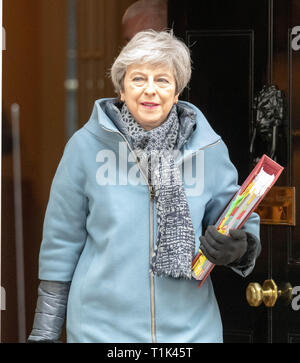 London, Großbritannien. 27. Mär 2019. Theresa May MP PC, Premierminister Blätter 10 Downing Street, London Quelle: Ian Davidson/Alamy leben Nachrichten Stockfoto