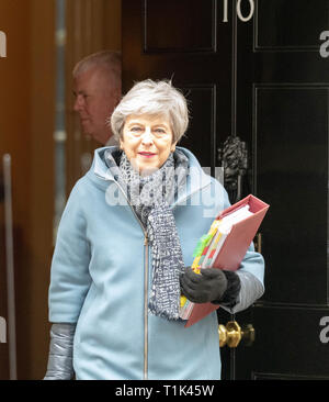 London, Großbritannien. 27. Mär 2019. Theresa May MP PC, Premierminister Blätter 10 Downing Street, London Quelle: Ian Davidson/Alamy leben Nachrichten Stockfoto