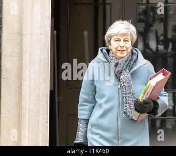 London, Großbritannien. 27. Mär 2019. Theresa May MP PC, Premierminister Blätter 10 Downing Street, London Quelle: Ian Davidson/Alamy leben Nachrichten Stockfoto