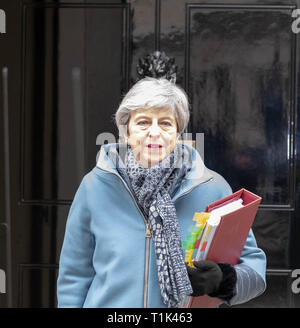 London, Großbritannien. 27. Mär 2019. Theresa May MP PC, Premierminister Blätter 10 Downing Street, London Quelle: Ian Davidson/Alamy leben Nachrichten Stockfoto