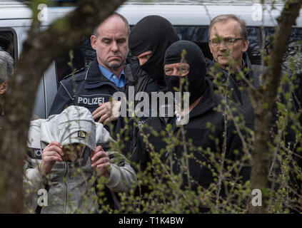 Wiesbaden, Deutschland. 27 Mär, 2019. Von maskierten Polizisten begleitet, Ali B., warf der Ermordung der 14-jährige Susanna, ist entlang einer Bahnstrecke in der Nähe von Erbenheim geführt. Recht Richter Jürgen Bonk. Hier der Mann, der aus dem Irak stammen, angeblich das Mädchen vergewaltigt und dann getötet und begraben ihren Körper. Credit: Boris Roessler/dpa/Alamy leben Nachrichten Stockfoto