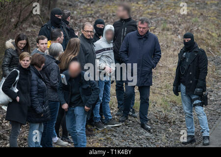 Wiesbaden, Deutschland. 27 Mär, 2019. Von maskierten Polizisten begleitet, Ali B., warf der Ermordung der 14-jährige Susanna, ist entlang einer Bahnstrecke in der Nähe von Erbenheim geführt. Hier der Mann, der aus dem Irak stammen, angeblich das Mädchen vergewaltigt und dann getötet und begraben ihren Körper. Credit: Boris Roessler/dpa/Alamy leben Nachrichten Stockfoto