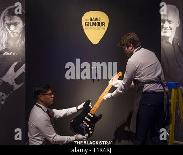 Christies, King Street, London, UK. 27. März, 2019. Christie's enthüllen die langerwartete Vorschau der persönlichen Gitarre Sammlung von Rock'n'Roll Legende David Gilmour, Gitarrist, Sänger und Songwriter von Pink Floyd. Der erste Anschlag für die pre-sale Wanderausstellung, die 120 + Gitarre Highlights werden verkauft, mit dem Erlös Nächstenliebe zu fördern. Credit: Malcolm Park/Alamy Leben Nachrichten. Stockfoto