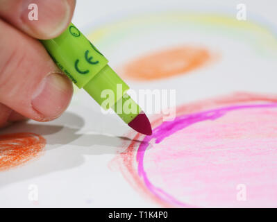 27. März 2019, Nordrhein-Westfalen, Düsseldorf: eine nachfüllbare Filzstift mit eco-Farben (von der Firma Jolly) des Deutschen Kitaleitungskongress vorgestellt werden. Foto: Roland Weihrauch/dpa Stockfoto