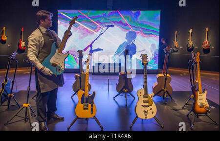 Christies, King Street, London, UK. 27. März, 2019. Christie's enthüllen die langerwartete Vorschau der persönlichen Gitarre Sammlung von Rock'n'Roll Legende David Gilmour, Gitarrist, Sänger und Songwriter von Pink Floyd. Der erste Anschlag für die pre-sale Wanderausstellung, die 120 + Gitarre Highlights werden verkauft, mit dem Erlös Nächstenliebe zu fördern. Credit: Malcolm Park/Alamy Leben Nachrichten. Stockfoto