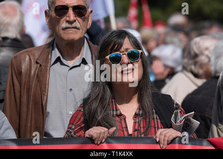 Athen, Griechenland. 27. Mär 2019. Die Demonstranten besuchen Reden von gewerkschaftern Rentner', wie Sie die Vorbereitung auf das Amt des Ministerpräsidenten an Maximos Herrenhaus bis März. Gewerkschaften die Rentner auf die Straße gingen, über Rentenkürzungen und Finanzpolitik zu protestieren und ihre Renten gekürzt, da ihr Einkommen wurde schrumpfen, da Griechenland die Rettungsaktion Angebote in 2010 eingetragen. Credit: Nikolas Georgiou/Alamy leben Nachrichten Stockfoto