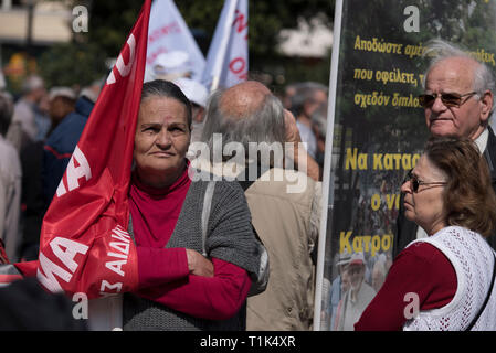 Athen, Griechenland. 27. Mär 2019. Die Demonstranten besuchen Reden von gewerkschaftern Rentner', wie Sie die Vorbereitung auf das Amt des Ministerpräsidenten an Maximos Herrenhaus bis März. Gewerkschaften die Rentner auf die Straße gingen, über Rentenkürzungen und Finanzpolitik zu protestieren und ihre Renten gekürzt, da ihr Einkommen wurde schrumpfen, da Griechenland die Rettungsaktion Angebote in 2010 eingetragen. Credit: Nikolas Georgiou/Alamy leben Nachrichten Stockfoto