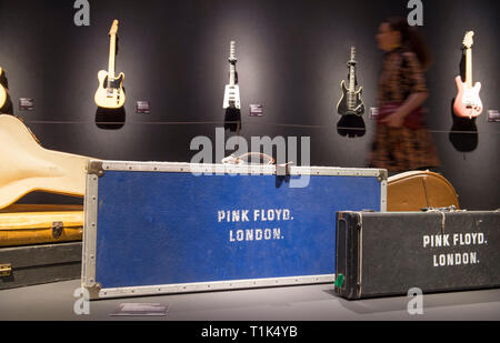Christies, King Street, London, UK. 27. März, 2019. Christie's enthüllen die langerwartete Vorschau der persönlichen Gitarre Sammlung von Rock'n'Roll Legende David Gilmour, Gitarrist, Sänger und Songwriter von Pink Floyd. Der erste Anschlag für die pre-sale Wanderausstellung, die 120 + Gitarre Highlights werden verkauft, mit dem Erlös Nächstenliebe zu fördern. Credit: Malcolm Park/Alamy Leben Nachrichten. Stockfoto