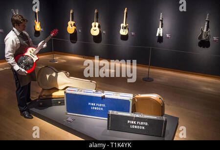 Christies, King Street, London, UK. 27. März, 2019. Christie's enthüllen die langerwartete Vorschau der persönlichen Gitarre Sammlung von Rock'n'Roll Legende David Gilmour, Gitarrist, Sänger und Songwriter von Pink Floyd. Der erste Anschlag für die pre-sale Wanderausstellung, die 120 + Gitarre Highlights werden verkauft, mit dem Erlös Nächstenliebe zu fördern. Credit: Malcolm Park/Alamy Leben Nachrichten. Stockfoto