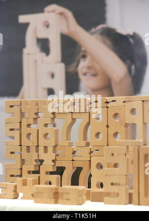 27. März 2019, Nordrhein-Westfalen, Düsseldorf: Holz Zahlen durch Sumblox, mit dem Kindergarten Kinder spielerisch die Zahlen von einem um zehn, sind an der deutschen Kitaleitungskongress vorgestellt. Foto: Roland Weihrauch/dpa Stockfoto