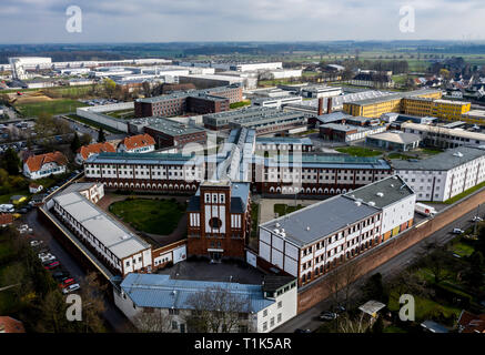 27. März 2019, Nordrhein-Westfalen, Werl: eine Luftaufnahme der Justizvollzugsanstalt in Werl, mit einer Drohne getroffen. Eine Woche nach seiner Flucht, eine gefährliche Gefangene noch aus der Untersuchungshaft der JVA Werl verschwunden ist. Der 31-jährige Gefangene hatte am 20.03.2019 in Bad Salzuflen (NRW) mit einem Besuch bei der Familie zwei begleitenden Beamten und floh mit dem Auto seiner Eltern entkommen. Er ist in ganz Europa wollten seit Donnerstag. Foto: Guido Kirchner/dpa Stockfoto