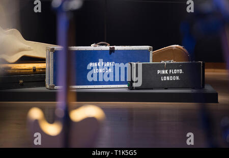 Christies, King Street, London, UK. 27. März, 2019. Christie's enthüllen die langerwartete Vorschau der persönlichen Gitarre Sammlung von Rock'n'Roll Legende David Gilmour, Gitarrist, Sänger und Songwriter von Pink Floyd. Der erste Anschlag für die pre-sale Wanderausstellung, die 120 + Gitarre Highlights werden verkauft, mit dem Erlös Nächstenliebe zu fördern. Credit: Malcolm Park/Alamy Leben Nachrichten. Stockfoto