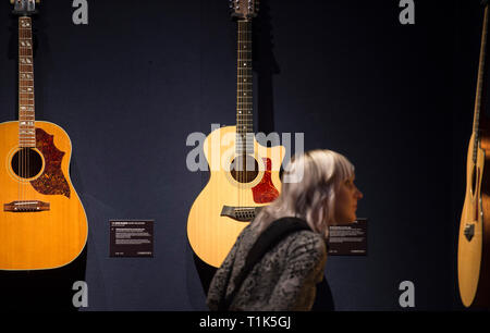 Christies, King Street, London, UK. 27. März, 2019. Christie's enthüllen die langerwartete Vorschau der persönlichen Gitarre Sammlung von Rock'n'Roll Legende David Gilmour, Gitarrist, Sänger und Songwriter von Pink Floyd. Der erste Anschlag für die pre-sale Wanderausstellung, die 120 + Gitarre Highlights werden verkauft, mit dem Erlös Nächstenliebe zu fördern. Credit: Malcolm Park/Alamy Leben Nachrichten. Stockfoto