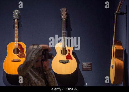 Christies, King Street, London, UK. 27. März, 2019. Christie's enthüllen die langerwartete Vorschau der persönlichen Gitarre Sammlung von Rock'n'Roll Legende David Gilmour, Gitarrist, Sänger und Songwriter von Pink Floyd. Der erste Anschlag für die pre-sale Wanderausstellung, die 120 + Gitarre Highlights werden verkauft, mit dem Erlös Nächstenliebe zu fördern. Credit: Malcolm Park/Alamy Leben Nachrichten. Stockfoto