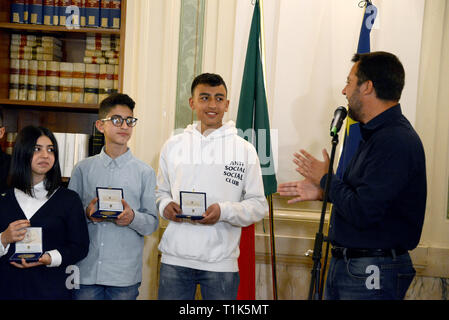 Rom, Italien. 27 Mär, 2019. Matteo Salvini liefert die Medaillen, die jungen Credit: Unabhängige Fotoagentur/Alamy leben Nachrichten Stockfoto