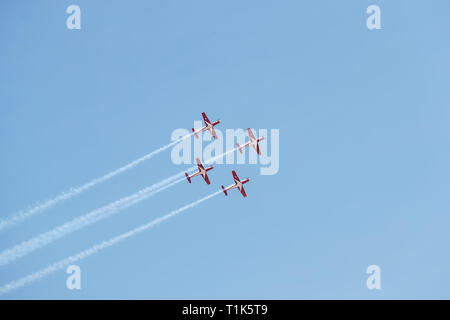 Langkawi, Malaysia. 27 Mär, 2019. Jupiter Aerobatic Team von Indonesien durchführen während des 15 Langkawi International Maritime und Luft- und Raumfahrtausstellung (LIMA) in Langkawi, Malaysia, 27. März 2019. 15 Langkawi International Maritime und Luft- und Raumfahrtausstellung (LIMA) begann am Dienstag, die mit Verteidigung Unternehmen rund um den Globus, die für einen grösseren Anteil in der Asiatischen Verteidigungsindustrie. 390 Unternehmen aus der Verteidigung und der Industrie aus 31 Ländern und Regionen sind die Teilnahme an der fünftägigen Veranstaltung. Credit: Zhu Wei/Xinhua/Alamy leben Nachrichten Stockfoto