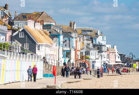 Lyme Regis, Dorset, Großbritannien. 27. März 2019. UK Wetter: Wieder ein Tag der herrlich warmen Sonnenschein und strahlend blauen Himmel an der Küste von Lyme Regis, der Südküste genießt mehr ungewöhnlich hohe Temperaturen im frühen Frühjahr Hitzewelle. Credit: Celia McMahon/Alamy leben Nachrichten Stockfoto