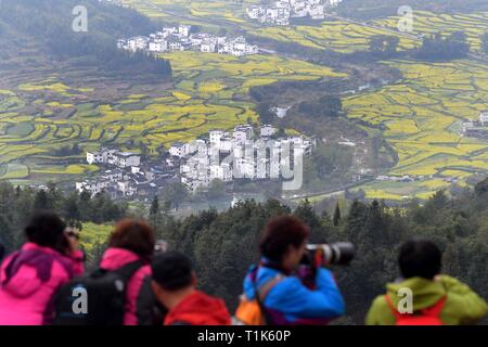 Nanchang, China's Jiangxi Province. 25 Mär, 2019. Die Besucher nehmen Bilder der Cole Blume Felder in der landschaftlich reizvollen Gegend von Jiangling Wuyuan County, der ostchinesischen Provinz Jiangxi, 25. März 2019. Credit: Peng Zhaozhi/Xinhua/Alamy leben Nachrichten Stockfoto