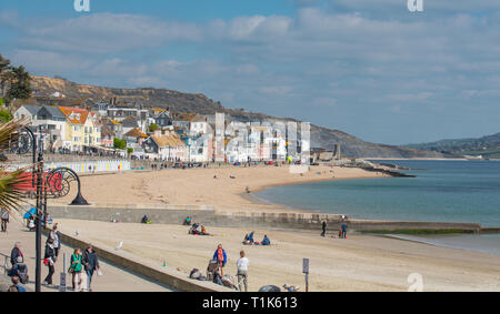 Lyme Regis, Dorset, Großbritannien. 27. März 2019. UK Wetter: Wieder ein Tag der herrlich warmen Sonnenschein und strahlend blauen Himmel an der Küste von Lyme Regis, der Südküste genießt mehr ungewöhnlich hohe Temperaturen im frühen Frühjahr Hitzewelle. Credit: Celia McMahon/Alamy leben Nachrichten Stockfoto