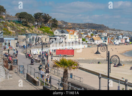 Lyme Regis, Dorset, Großbritannien. 27. März 2019. UK Wetter: Wieder ein Tag der herrlich warmen Sonnenschein und strahlend blauen Himmel an der Küste von Lyme Regis, der Südküste genießt mehr ungewöhnlich hohe Temperaturen im frühen Frühjahr Hitzewelle. Credit: Celia McMahon/Alamy leben Nachrichten Stockfoto