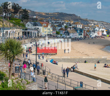 Lyme Regis, Dorset, Großbritannien. 27. März 2019. UK Wetter: Wieder ein Tag der herrlich warmen Sonnenschein und strahlend blauen Himmel an der Küste von Lyme Regis, der Südküste genießt mehr ungewöhnlich hohe Temperaturen im frühen Frühjahr Hitzewelle. Credit: Celia McMahon/Alamy leben Nachrichten Stockfoto