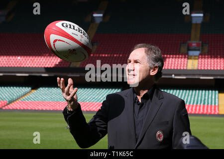 Cardiff, Großbritannien. 27 Mär, 2019. Franco Baresi (AC Mailand Legende) bei der Markteinführung mit einem rugby ball. Internationale Champions Cup Europäischer Launch Pressekonferenz im Fürstentum Stadium in Cardiff, South Wales am Mittwoch, 27. März 2019. Ankündigung der globalen Zeitplan der Lampen in der 2019 international Champions Cup Fußball-Turnier. Cardiff wird eine grosse Befestigung zwischen Manchester United und AC Mailand. pic von Andrew Obstgarten/Alamy Live Nachrichten Leitartikel nur Guthaben verwenden: Andrew Orchard sport Fotografie/Alamy leben Nachrichten Stockfoto