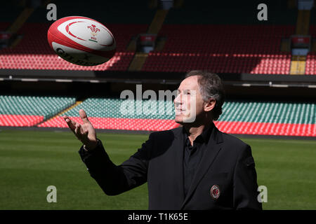 Cardiff, Großbritannien. 27 Mär, 2019. Franco Baresi (AC Mailand Legende) mit einem rugby ball am Start. Internationale Champions Cup Europäischer Launch Pressekonferenz im Fürstentum Stadium in Cardiff, South Wales am Mittwoch, 27. März 2019. Ankündigung der globalen Zeitplan der Lampen in der 2019 international Champions Cup Fußball-Turnier. Cardiff wird eine grosse Befestigung zwischen Manchester United und AC Mailand. pic von Andrew Obstgarten/Alamy Live Nachrichten Leitartikel nur Guthaben verwenden: Andrew Orchard sport Fotografie/Alamy leben Nachrichten Stockfoto