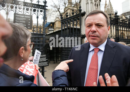 Westminster. London, Großbritannien. 27 Mär, 2019. Aaron Banken, britischer Unternehmer und Mitbegründer der lassen EU-Kampagne mit Pro-Brexit Demonstranten vor Häusern des Parlaments spricht. Credit: Dinendra Haria/Alamy leben Nachrichten Stockfoto