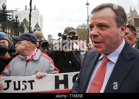 Westminster. London, Großbritannien. 27 Mär, 2019. Aaron Banken, britischer Unternehmer und Mitbegründer der lassen EU-Kampagne mit Pro-Brexit Demonstranten vor Häusern des Parlaments spricht. Credit: Dinendra Haria/Alamy leben Nachrichten Stockfoto