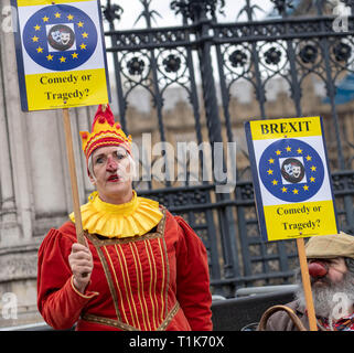 London, UK, UK. 27. Mär 2019. Clowing brexit Demonstranten um als Clowns Credit: Ian Davidson/Alamy Leben Nachrichten gekleidet Stockfoto