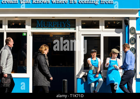 Mitarbeiter von Murphy's Ice Cream bieten kostenlose Eisproben für Menschen im Stadtzentrum von Killarney, County Kerry, Irland Stockfoto