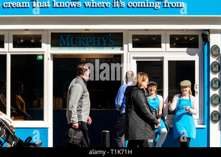 Mitarbeiter von Murphy's Ice Cream Shop bieten seit 2019 kostenlose Eisproben für Besucher der Main Street, Killarney, County Kerry, Irland Stockfoto