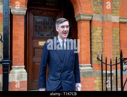 London, Großbritannien. 27. Mär 2019. Der konservative Abgeordnete und Vorsitzende der ERG, Jakob Rees-Mogg, in der Westminster heute. Er sagt, daß er bereit ist, Theresa's Können zu sichern, wenn die DUP zu zustimmen. Credit: Tommy London/Alamy leben Nachrichten Stockfoto