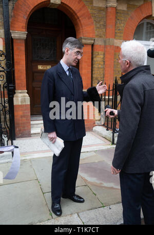 London, Großbritannien. 27. Mär 2019. Der konservative Abgeordnete und Vorsitzende der ERG, Jakob Rees-Mogg, in der Westminster heute. Er sagt, daß er bereit ist, Theresa's Können zu sichern, wenn die DUP zu zustimmen. Credit: Tommy London/Alamy leben Nachrichten Stockfoto