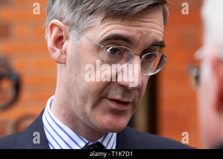 London, Großbritannien. 27. Mär 2019. Der konservative Abgeordnete und Vorsitzende der ERG, Jakob Rees-Mogg, in der Westminster heute. Er sagt, daß er bereit ist, Theresa's Können zu sichern, wenn die DUP zu zustimmen. Credit: Tommy London/Alamy leben Nachrichten Stockfoto