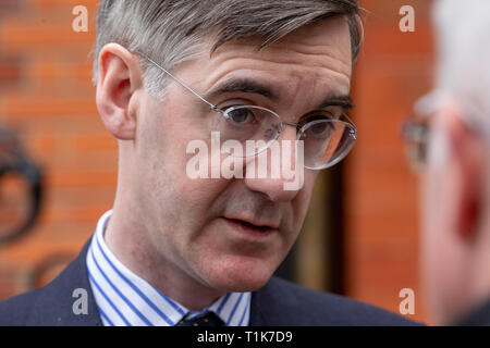 London, Großbritannien. 27. Mär 2019. Der konservative Abgeordnete und Vorsitzende der ERG, Jakob Rees-Mogg, in der Westminster heute. Er sagt, daß er bereit ist, Theresa's Können zu sichern, wenn die DUP zu zustimmen. Credit: Tommy London/Alamy leben Nachrichten Stockfoto