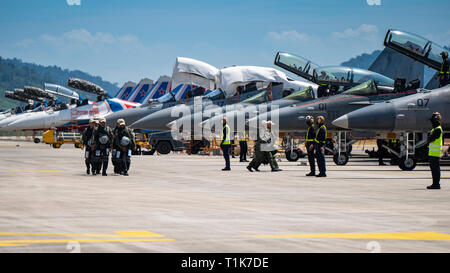 Langkawi, Malaysia. 27. März 2019. Malaysischen Piloten bereitet für Airshow an der LIMA Ausstellung Credit: Chung Jin Mac/Alamy leben Nachrichten Stockfoto