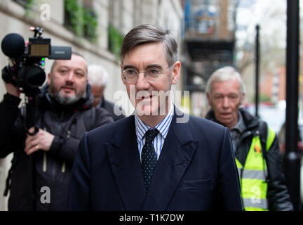 London, Großbritannien. 27. Mär 2019. Der konservative Abgeordnete und Vorsitzende der ERG, Jakob Rees-Mogg, in der Westminster heute. Er sagt, daß er bereit ist, Theresa's Können zu sichern, wenn die DUP zu zustimmen. Credit: Tommy London/Alamy leben Nachrichten Stockfoto