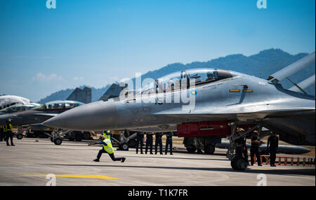 Langkawi, Malaysia. 27. März 2019. Malaysische Luftwaffe Sukhoi SU-30 M bewegt Airshow an der LIMA Ausstellung Kredit zu starten: Chung Jin Mac/Alamy leben Nachrichten Stockfoto