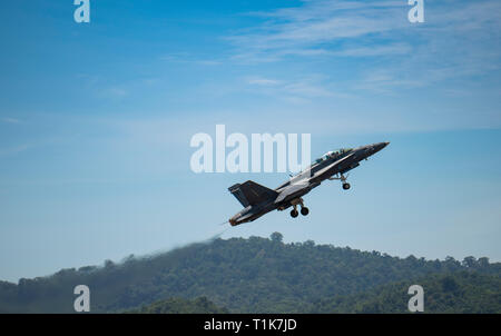 Langkawi, Malaysia. 27. März 2019. Malaysische Luftwaffe F18 Hornet nimmt für die Airshow an der LIMA Ausstellung Credit: Chung Jin Mac/Alamy leben Nachrichten Stockfoto