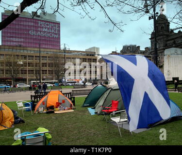 Glasgow, Schottland, Großbritannien. 27 Mär, 2019. Obdachlose Demonstrieren von Camping auf dem Rasen außerhalb der Stadt Rat Kammern auf dem George Square sagen, dass sie es für zwei Monate, wenn die Stadt Gehäuse nicht finden Sie Wohnungen. Credit: Gerard Fähre / alamy Leben Nachrichten Stockfoto